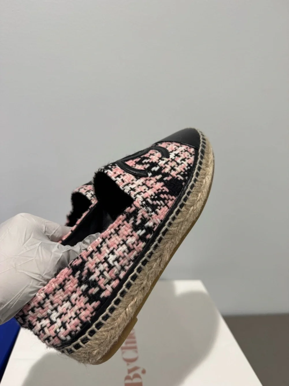 $780 Chanel
Chanel Black/Pink Tweed And Leather CC Cap
Toe Flats size 35 - Picture 9 of 11